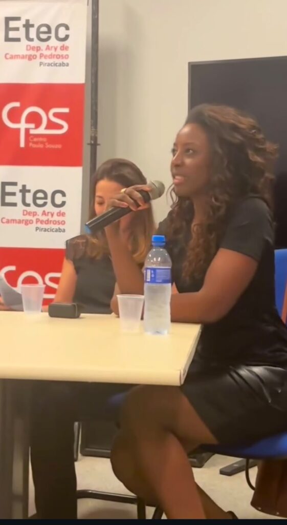 Caroline Justino falando em evento na Etec Dep. Ary de Camargo Pedroso, em Piracicaba