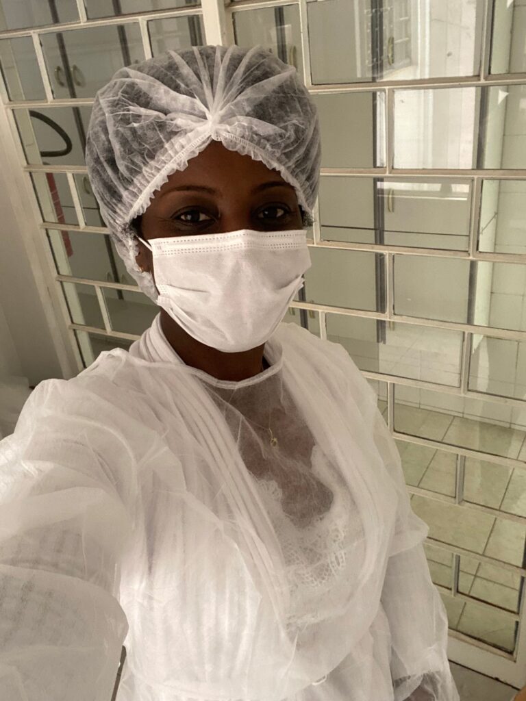 Caroline Justino, farmacêutica, paramentada em ambiente de laboratório