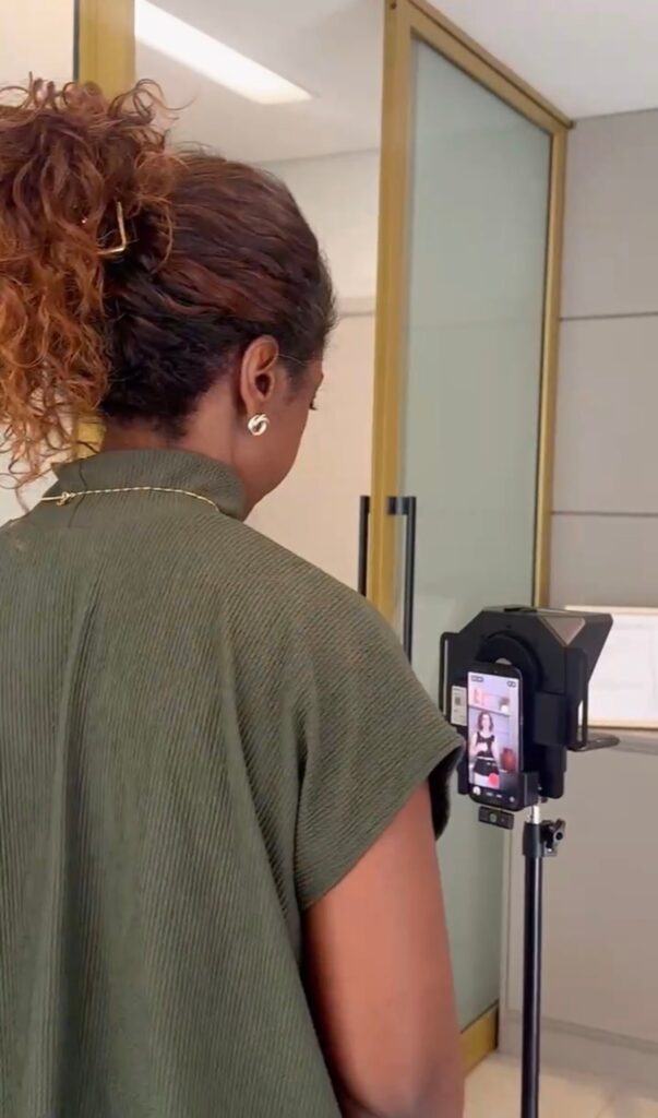 Caroline Justino acompanhando gravação com teleprompter em clínica