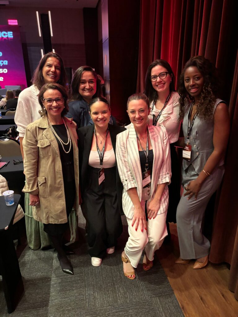 Caroline Justino com profissionais no evento PES Experience