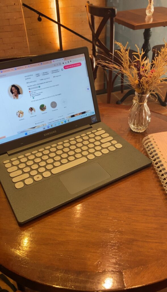 Planejamento de conteúdo para Instagram no notebook
